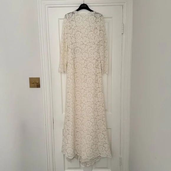 Valentino Lace Wedding Gown - Size 8 - www.rajagirimanappuram.com Valentino Lace Wedding Gown - Size 8 - www.rajagirimanappuram.com